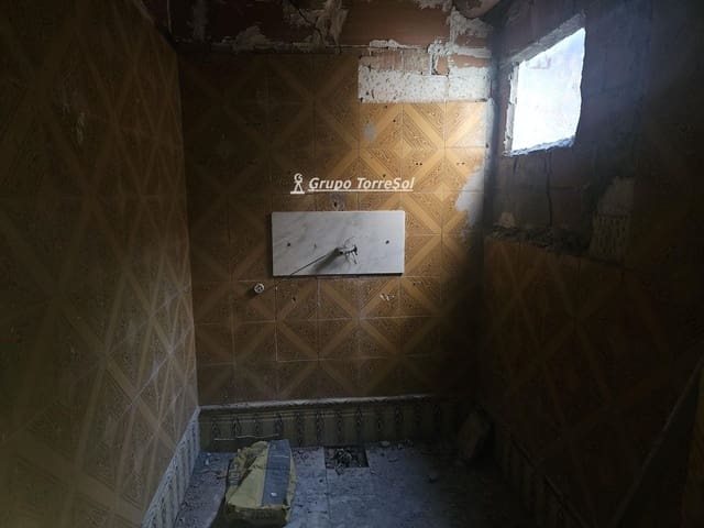 Villa for sale in Masllorenç - € 120,000 (Ref: 9895428)