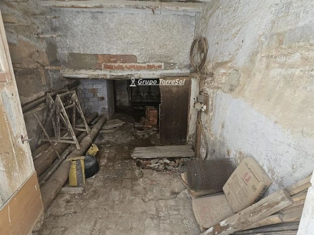 Villa for sale in Masllorenç - € 120,000 (Ref: 9895428)