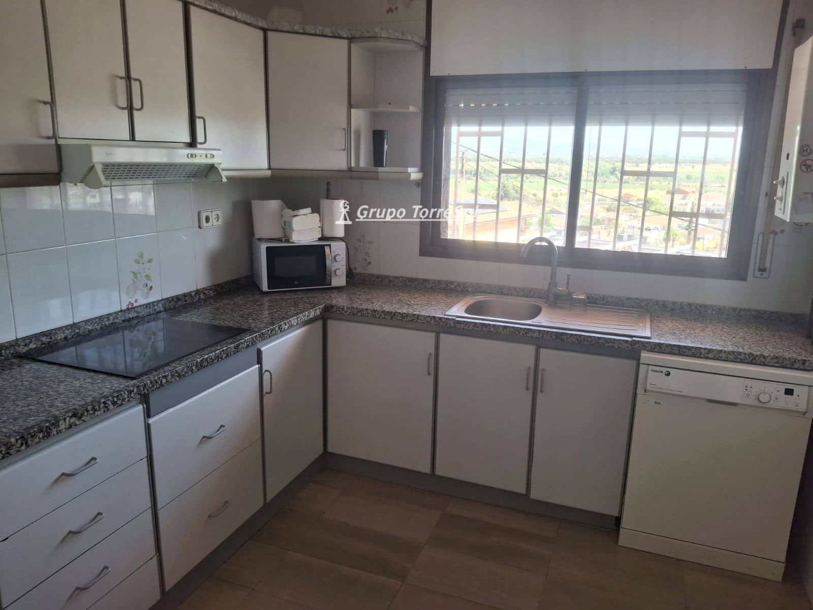 4 bedroom Villa for sale in Albinyana with garage - € 294,000 (Ref: 9934921)