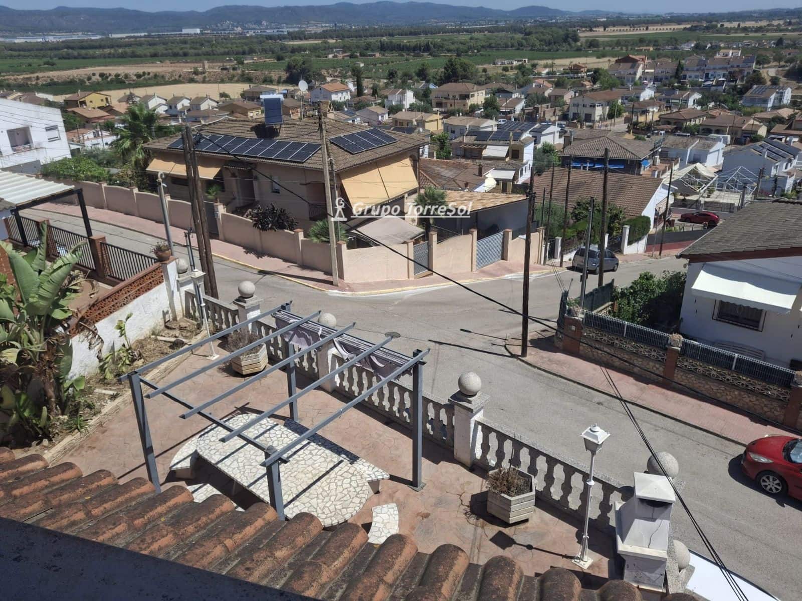 4 bedroom Villa for sale in Albinyana with garage - € 294,000 (Ref: 9934921)