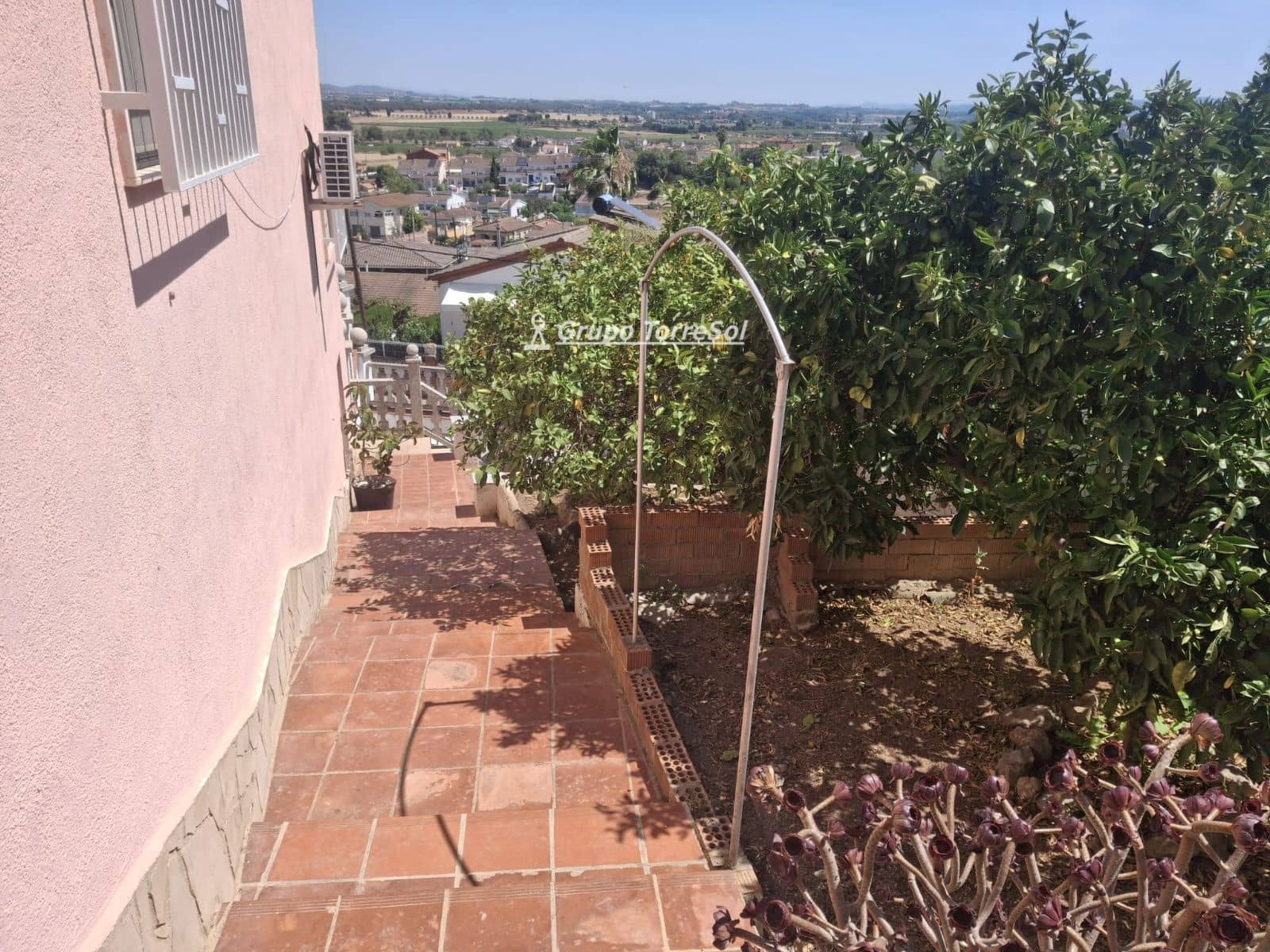 4 bedroom Villa for sale in Albinyana with garage - € 294,000 (Ref: 9934921)