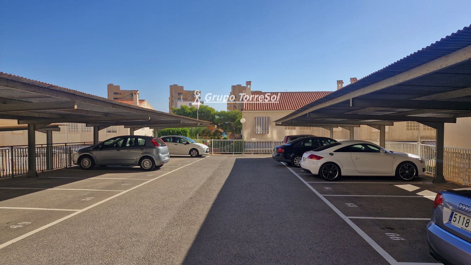 3 makuuhuone Asunto myytävänä paikassa Elche / Elx mukana uima-altaan 
autotalli - 309 000 € (Ref: 9948903)