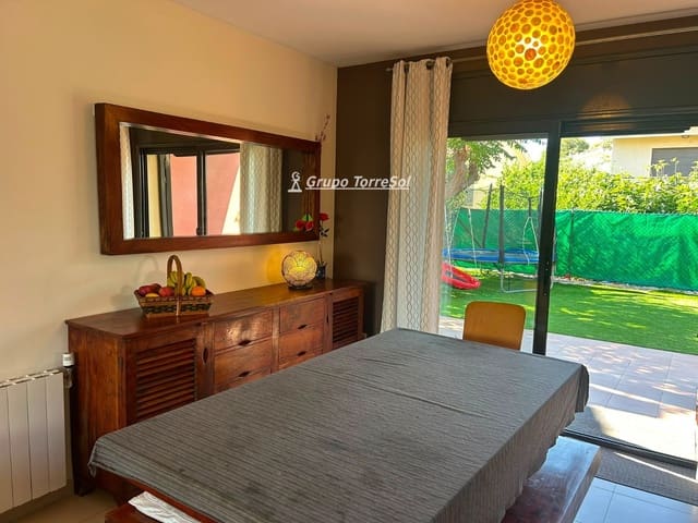 4 bedroom Townhouse for sale in Calafell with garage - € 435,000 (Ref: 9950134)