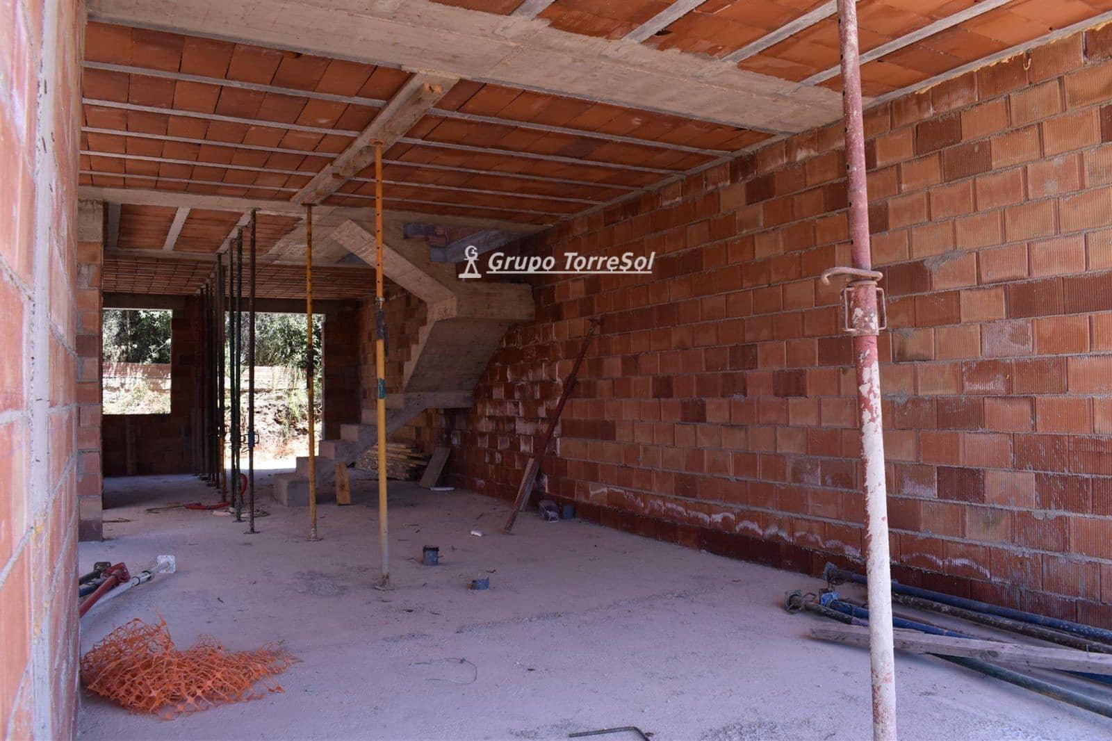 4 bedroom Townhouse for sale in Segur de Calafell with pool garage - € 490,000 (Ref: 9965879)