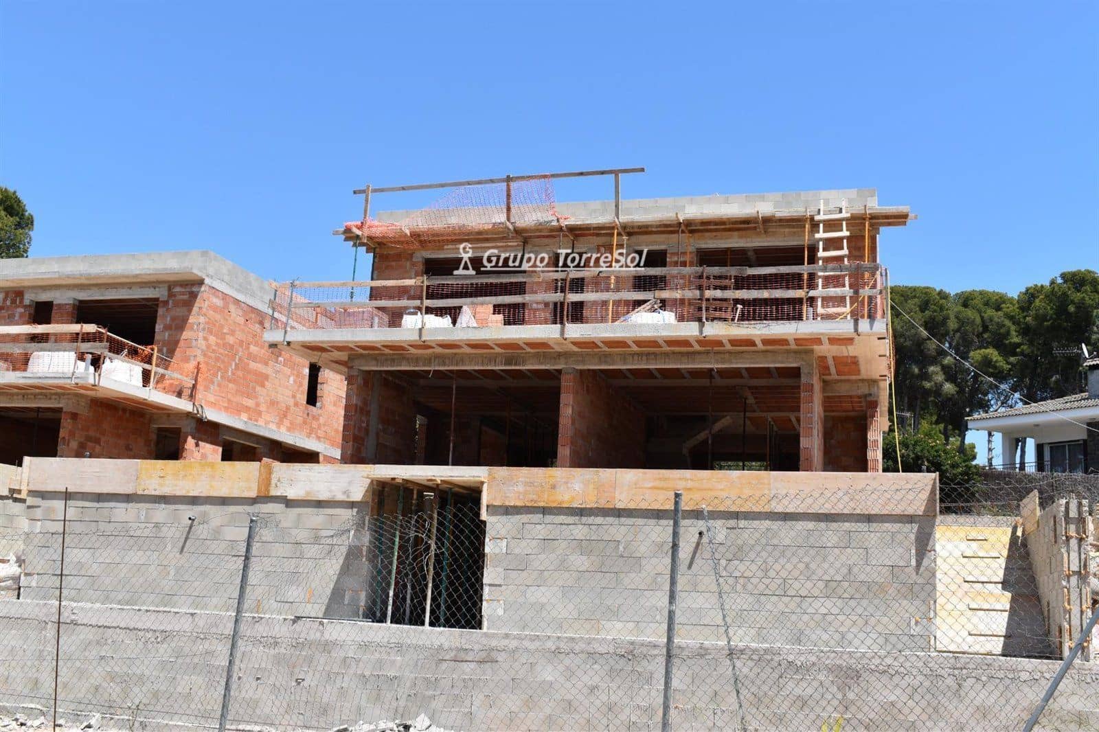 4 bedroom Townhouse for sale in Segur de Calafell with pool garage - € 490,000 (Ref: 9965879)