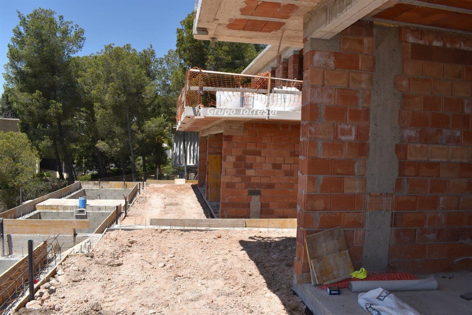 4 bedroom Townhouse for sale in Segur de Calafell with pool garage - € 490,000 (Ref: 9965879)