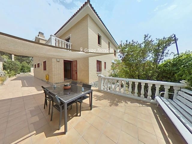 4 slaapkamer Villa te koop in Roda de Barà met zwembad garage - € 499.000 (Ref: 9965932)