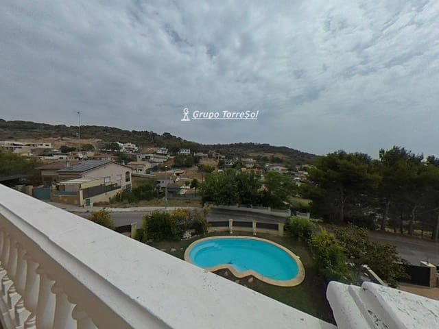 4 slaapkamer Villa te koop in Roda de Barà met zwembad garage - € 499.000 (Ref: 9965932)