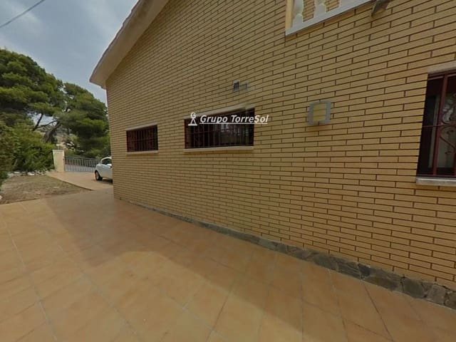 4 slaapkamer Villa te koop in Roda de Barà met zwembad garage - € 499.000 (Ref: 9965932)