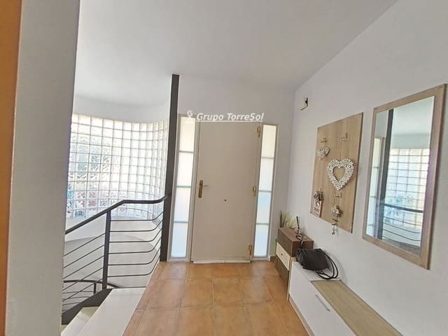 4 soveværelse Villa til salg i La Bisbal del Penedès med swimmingpool - € 289.000 (Ref: 9966246)