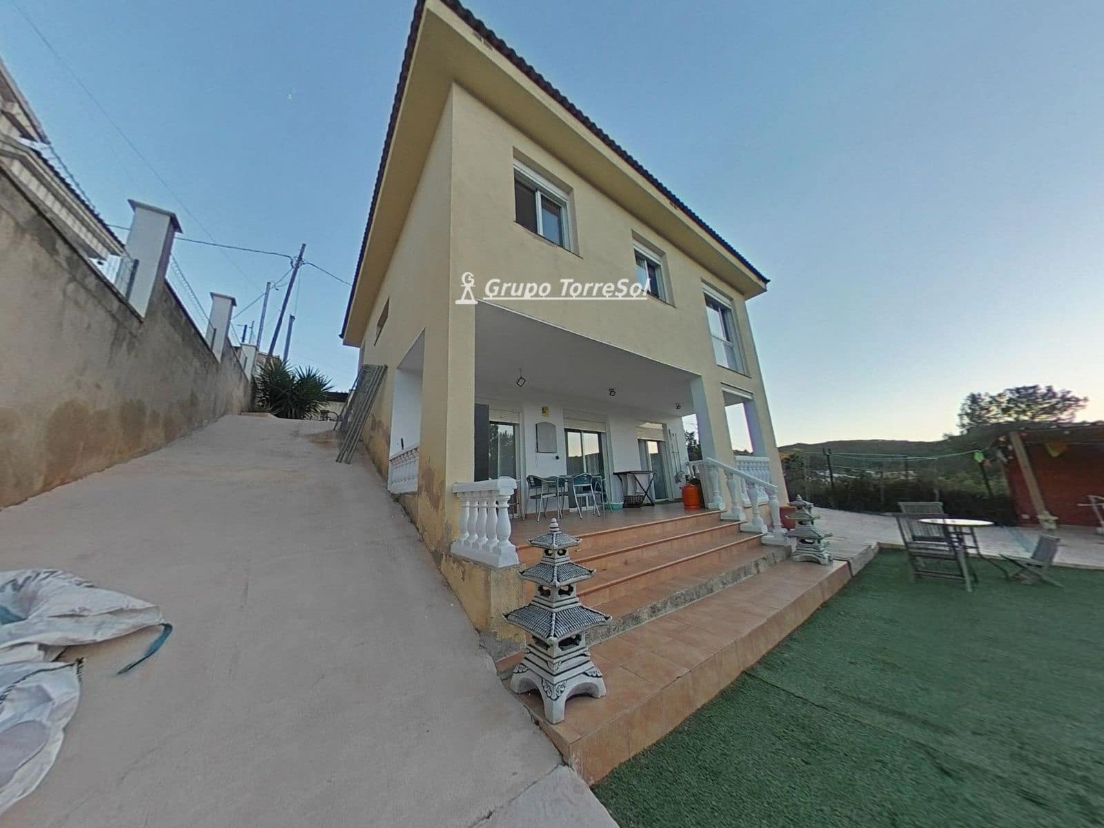 4 soveværelse Villa til salg i La Bisbal del Penedes med swimmingpool - € 289.000 (Ref: 9966246)