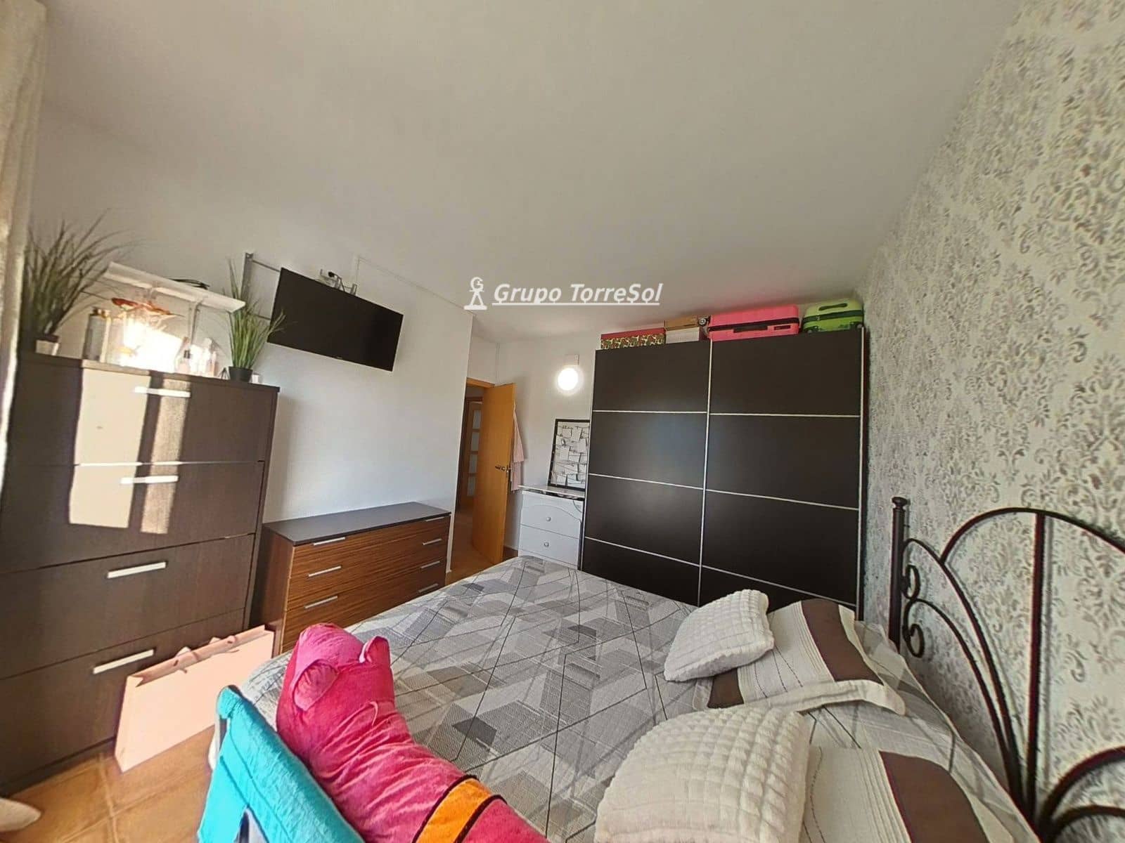 4 soveværelse Villa til salg i La Bisbal del Penedes med swimmingpool - € 289.000 (Ref: 9966246)