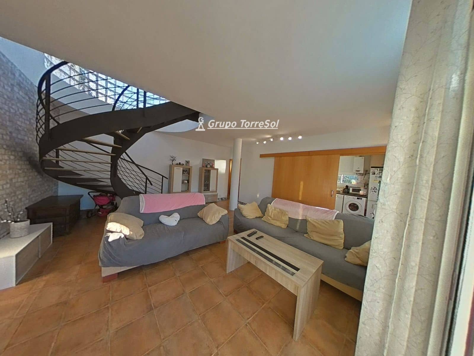 4 soveværelse Villa til salg i La Bisbal del Penedes med swimmingpool - € 289.000 (Ref: 9966246)