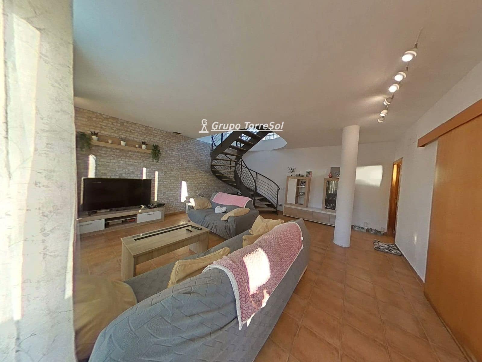 4 soveværelse Villa til salg i La Bisbal del Penedes med swimmingpool - € 289.000 (Ref: 9966246)