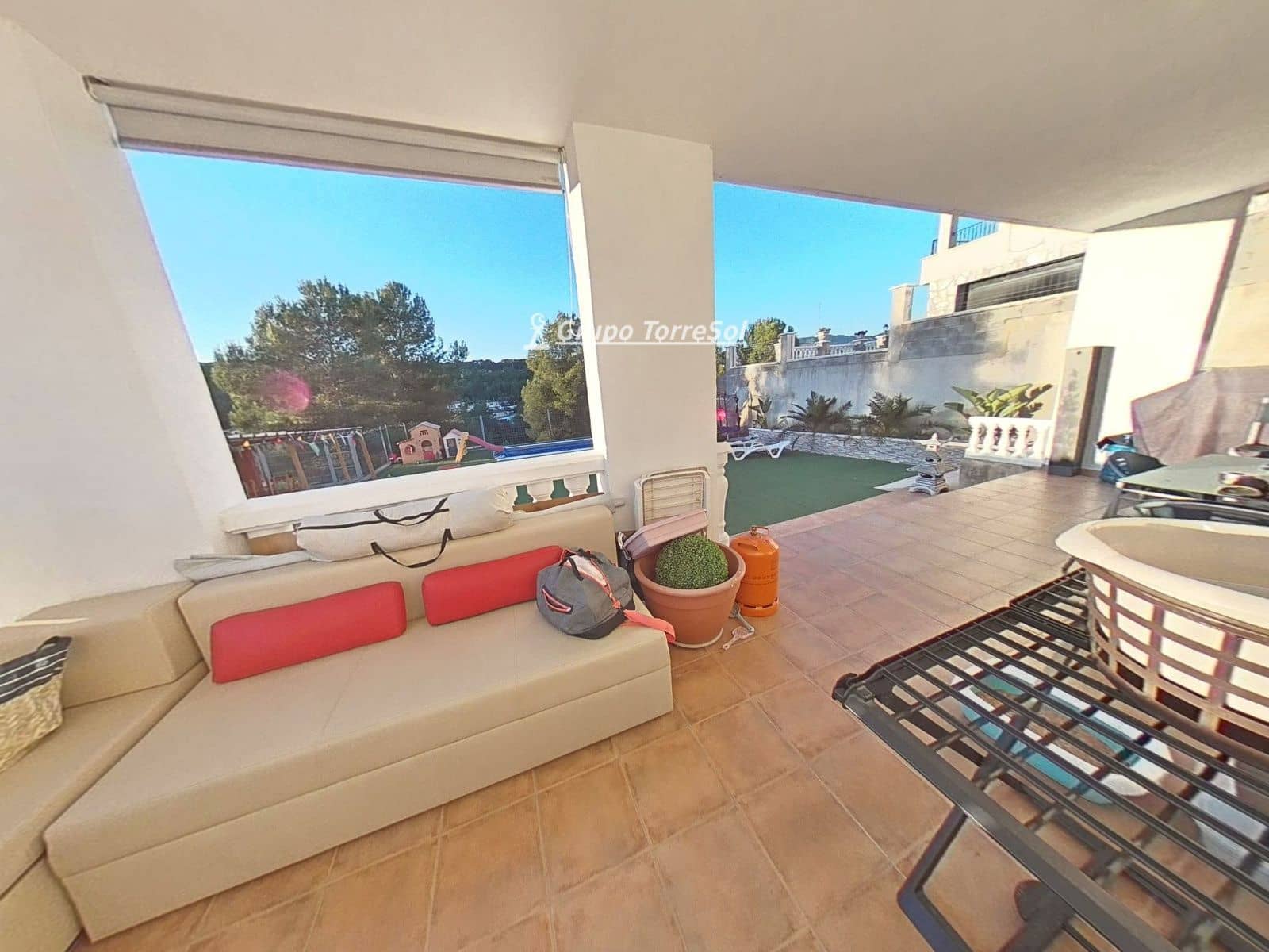 4 soveværelse Villa til salg i La Bisbal del Penedes med swimmingpool - € 289.000 (Ref: 9966246)