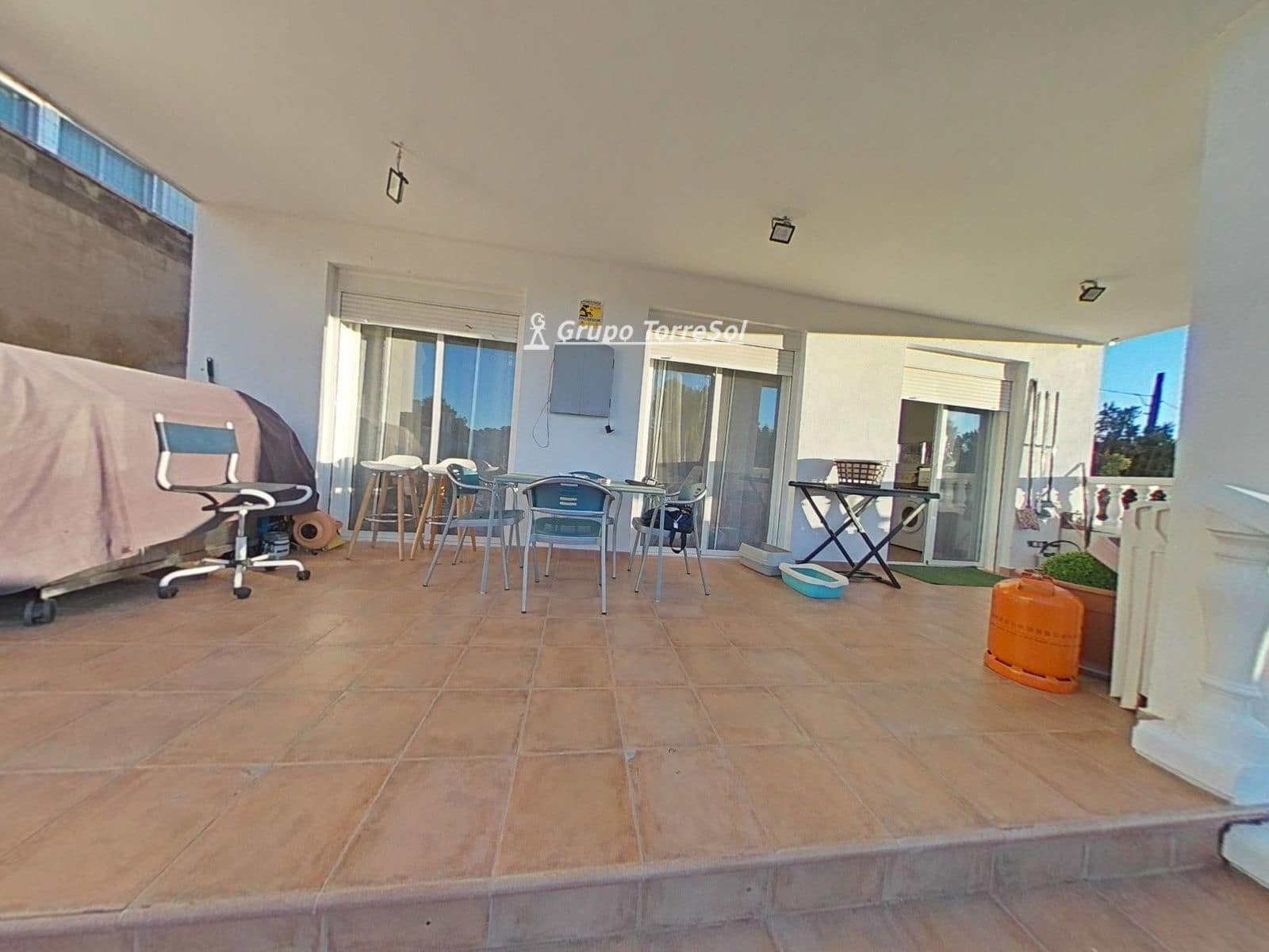 4 soveværelse Villa til salg i La Bisbal del Penedes med swimmingpool - € 289.000 (Ref: 9966246)
