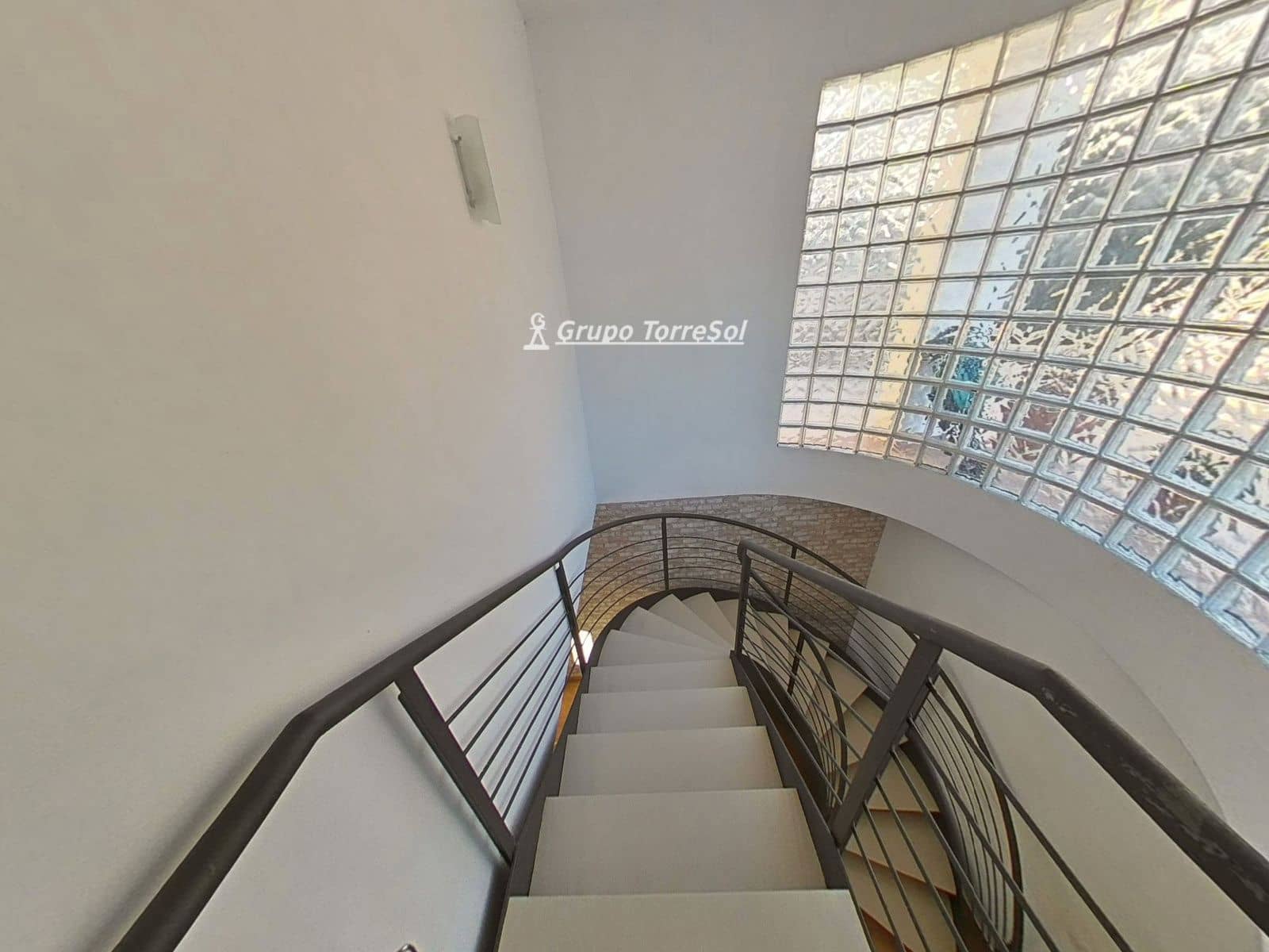 4 soveværelse Villa til salg i La Bisbal del Penedes med swimmingpool - € 289.000 (Ref: 9966246)