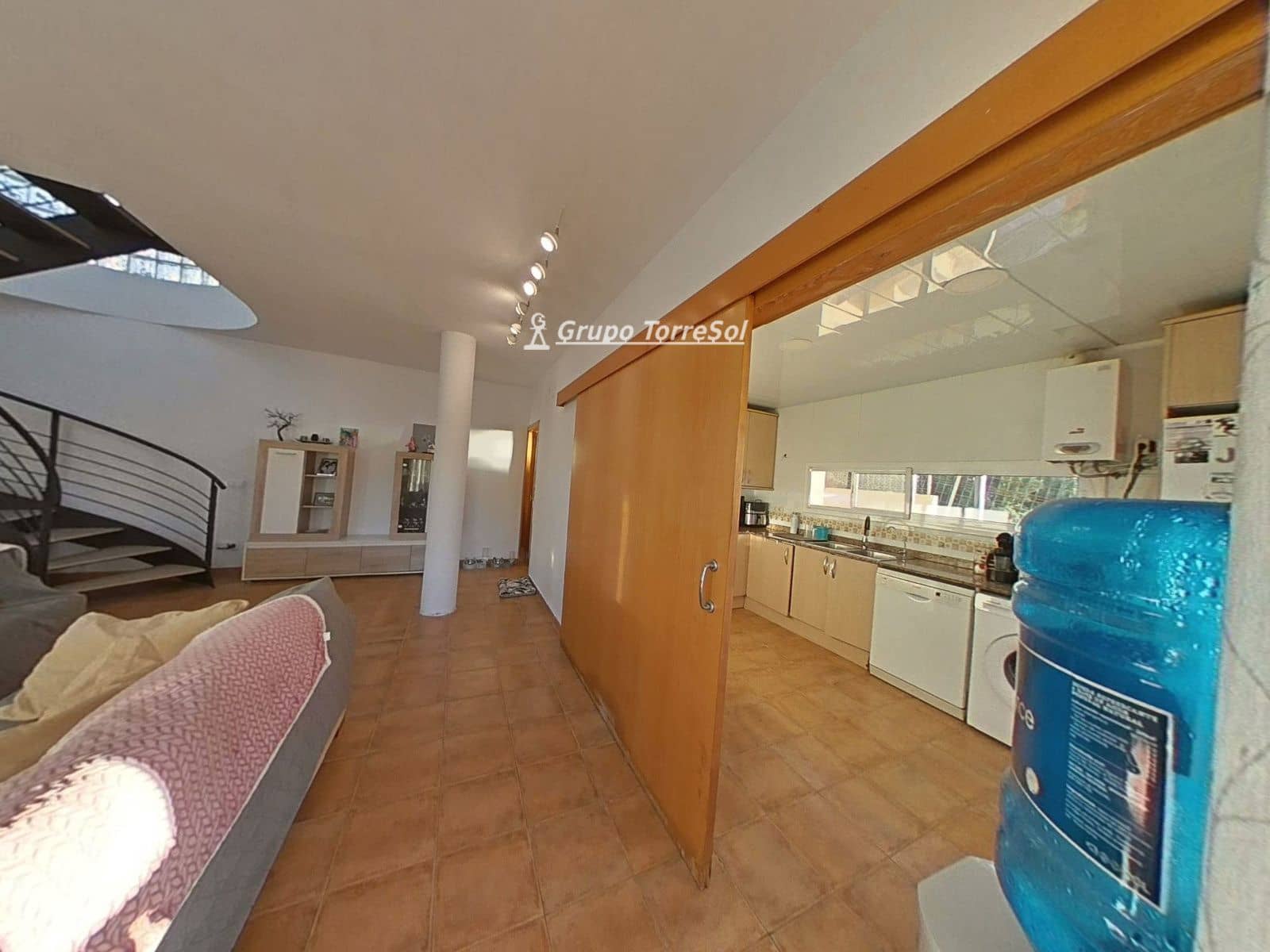 4 soveværelse Villa til salg i La Bisbal del Penedes med swimmingpool - € 289.000 (Ref: 9966246)