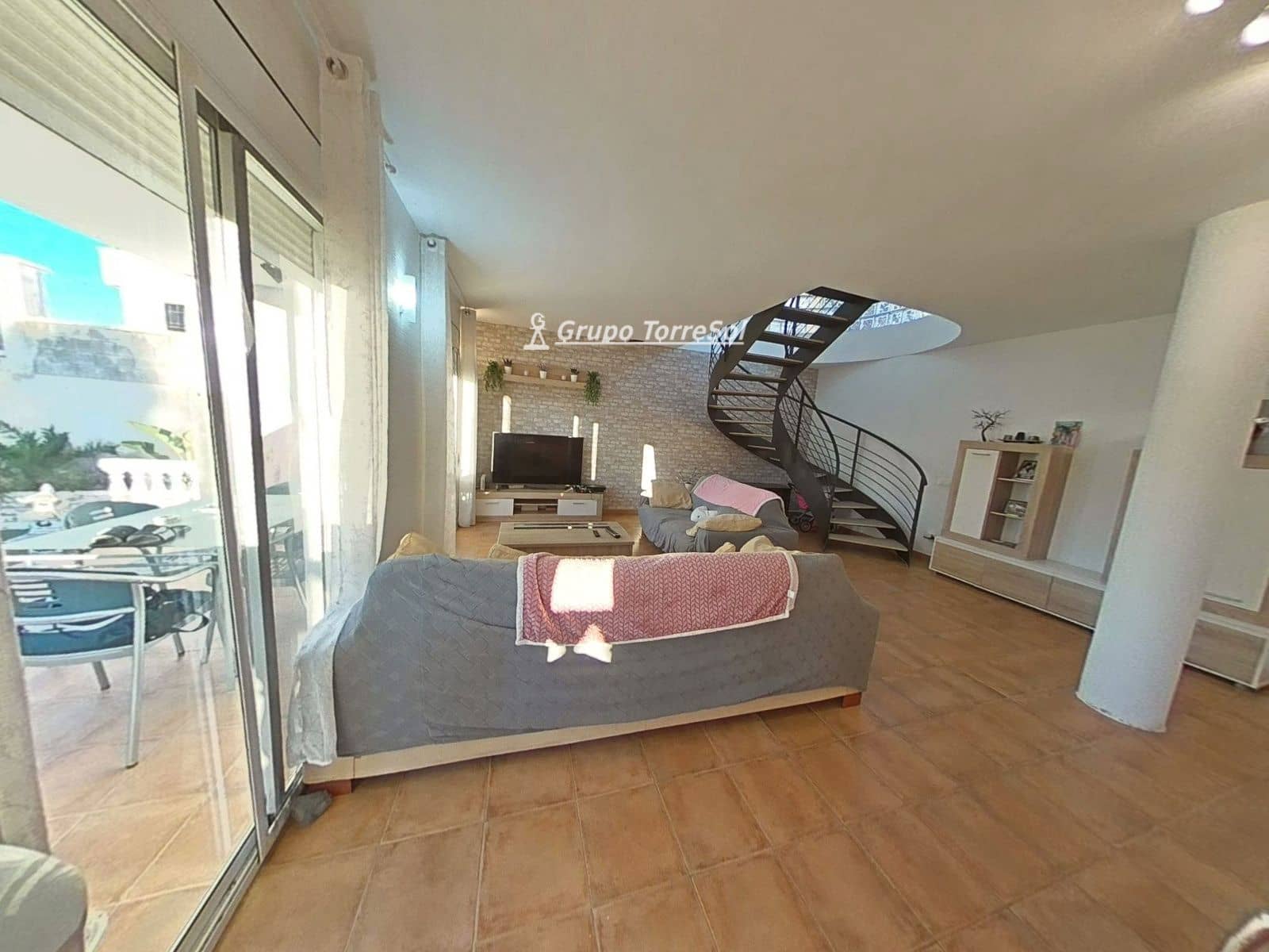 4 soveværelse Villa til salg i La Bisbal del Penedes med swimmingpool - € 289.000 (Ref: 9966246)