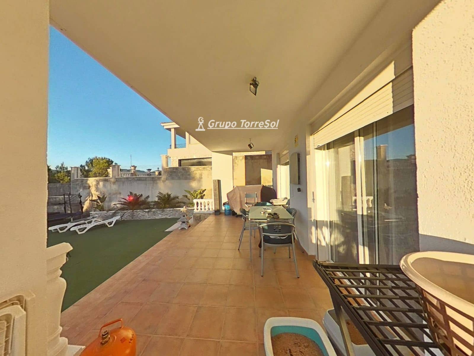 4 soveværelse Villa til salg i La Bisbal del Penedes med swimmingpool - € 289.000 (Ref: 9966246)