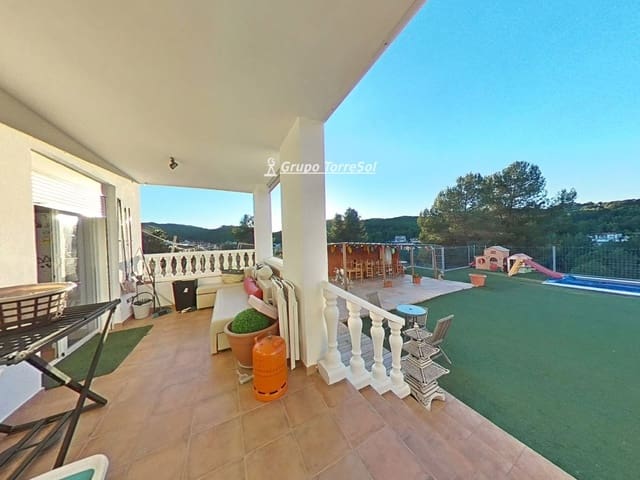 4 soveværelse Villa til salg i La Bisbal del Penedès med swimmingpool - € 289.000 (Ref: 9966246)