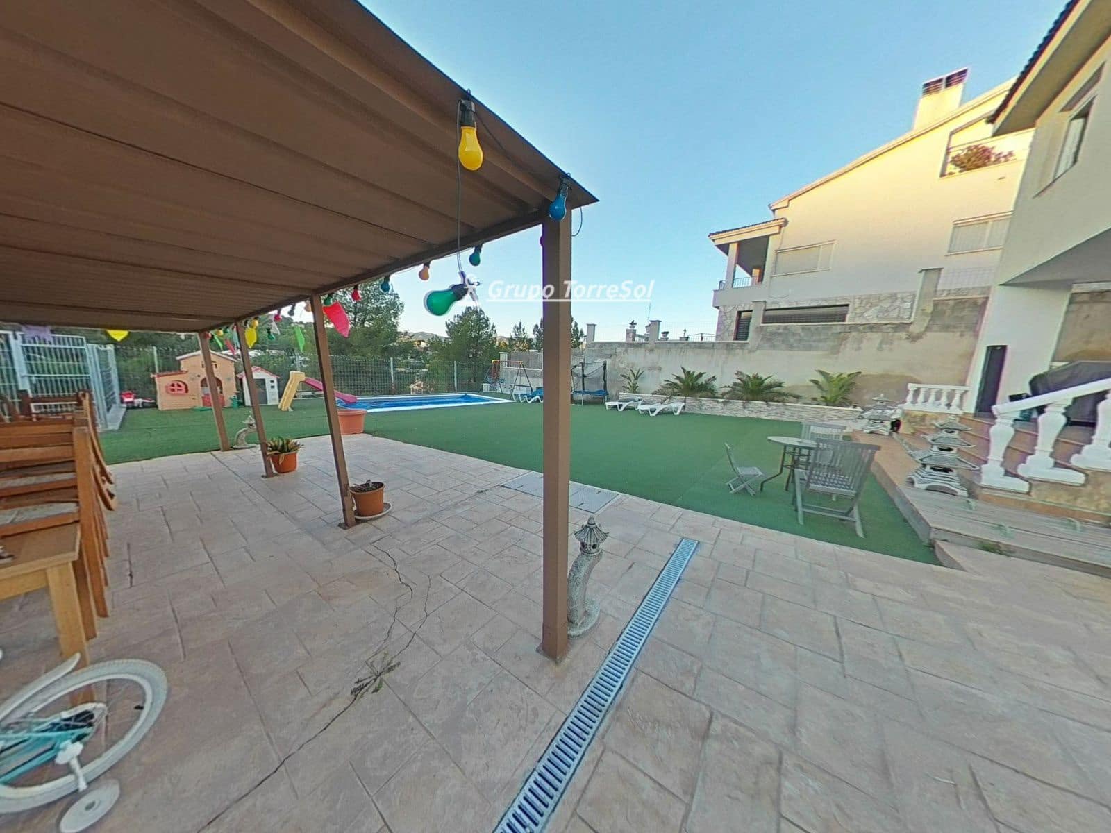 4 soveværelse Villa til salg i La Bisbal del Penedes med swimmingpool - € 289.000 (Ref: 9966246)