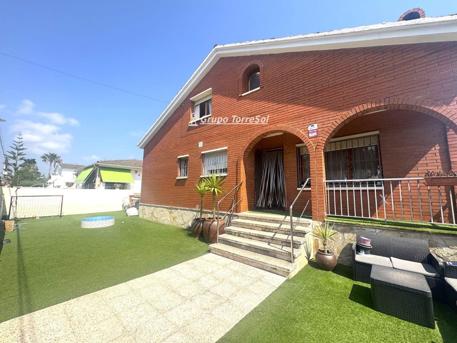 Chalet de 7 habitaciones en Coma-Ruga en venta con garaje - 465.000 € (Ref: 9985776)
