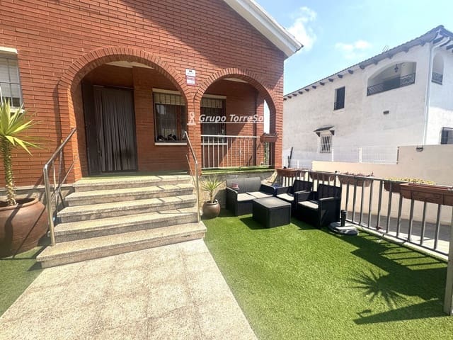 Chalet de 7 habitaciones en Coma-Ruga, El Vendrell en venta con garaje - 465.000 € (Ref: 9985776)