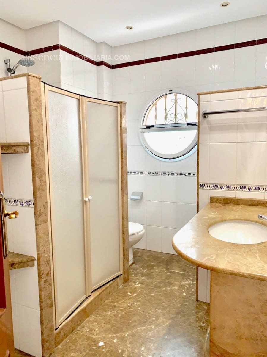 5 makuuhuone Huvila myytävänä paikassa Gandia mukana 
autotalli - 700 000 € (Ref: 4720567)