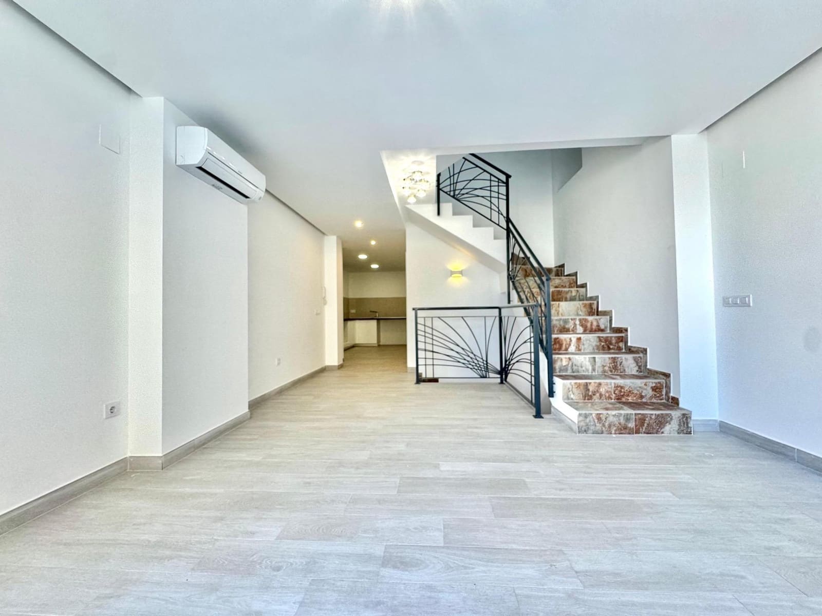 2 soveværelse Villa til salg i Piles med swimmingpool garage - € 219.000 (Ref: 8435100)