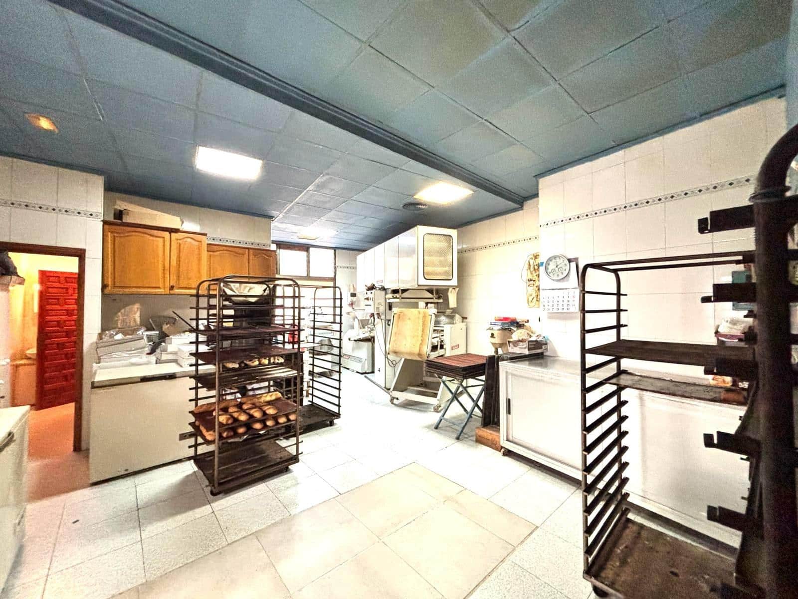 Commercial for sale in Gandia - € 155,000 (Ref: 8675863)