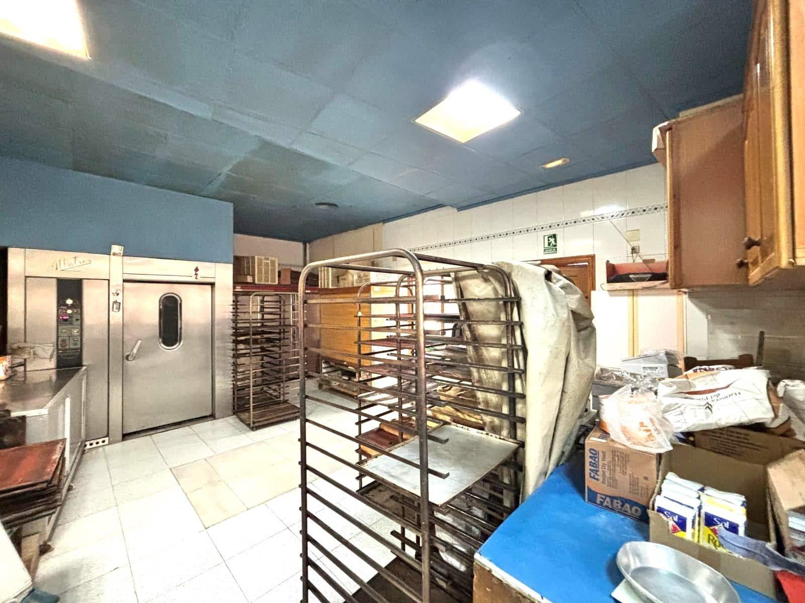 Commercial for sale in Gandia - € 155,000 (Ref: 8675863)