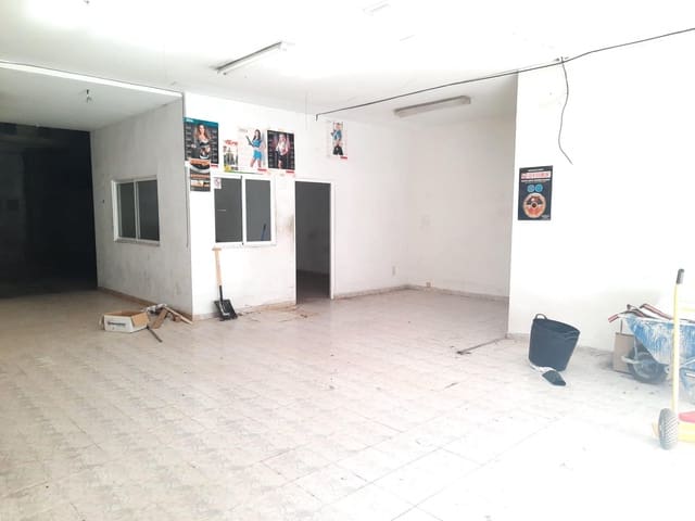 Commercial for sale in Gandia - € 129,990 (Ref: 8847687)