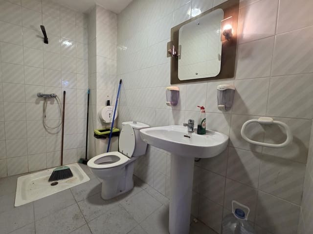 Commercieel te koop in Gandia met garage - € 76.000 (Ref: 8907644)