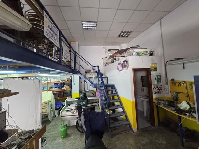 Commercieel te koop in Gandia met garage - € 76.000 (Ref: 8907644)