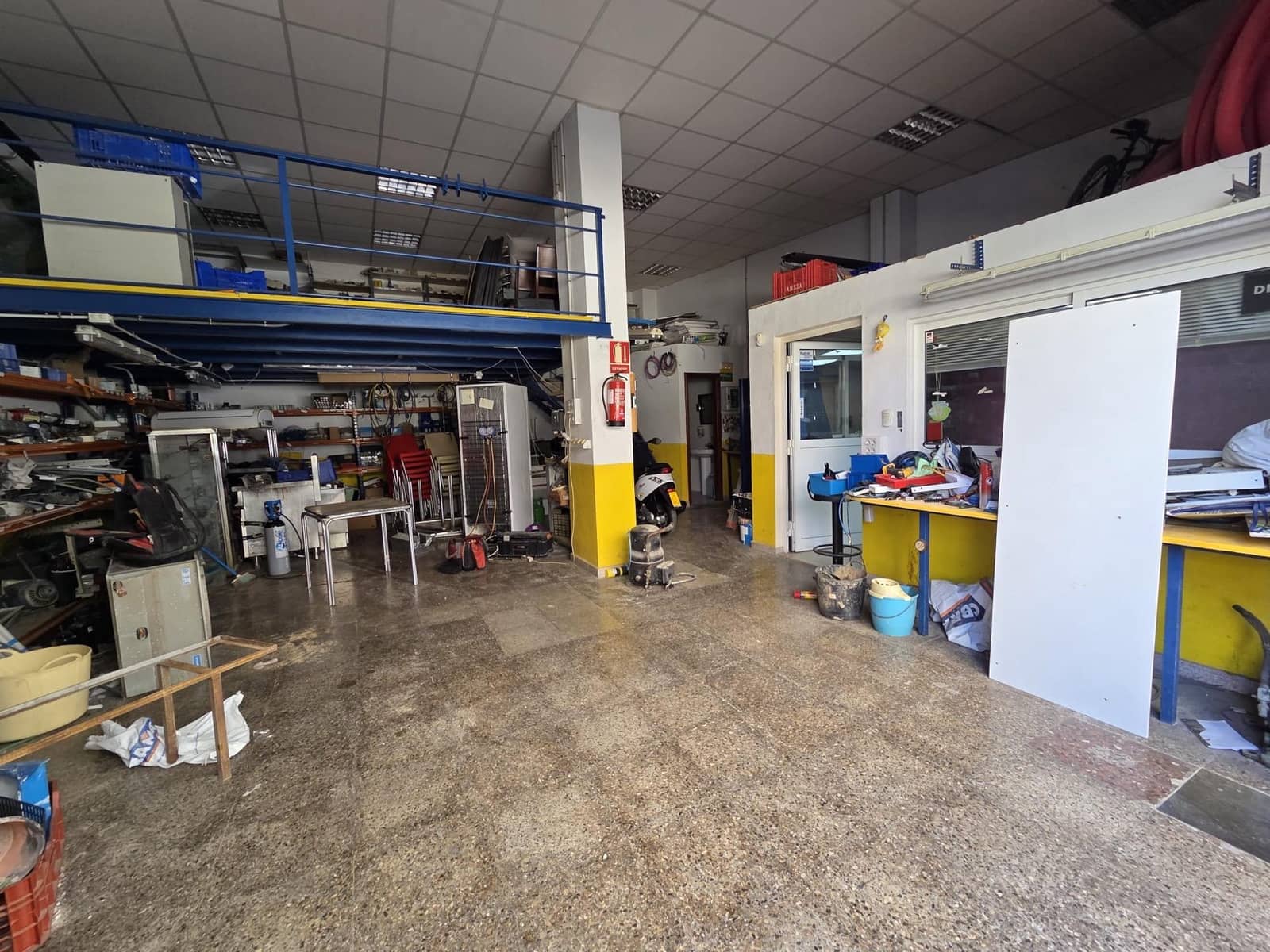 Commercieel te koop in Gandia met garage - € 76.000 (Ref: 8907644)