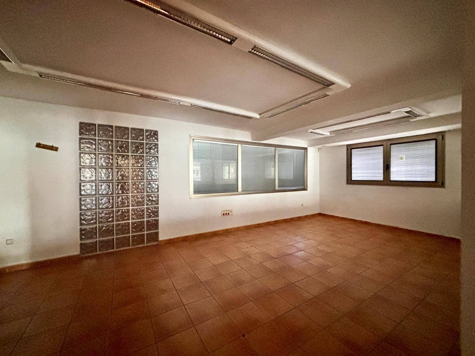 6 bedroom Commercial for sale in Gandia with garage - € 199,999 (Ref: 9406676)
