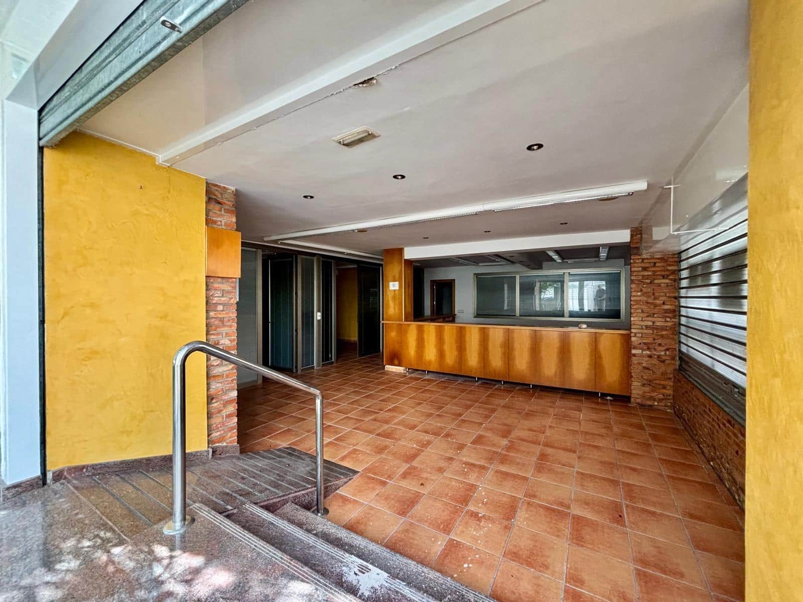 6 bedroom Commercial for sale in Gandia with garage - € 199,999 (Ref: 9406676)