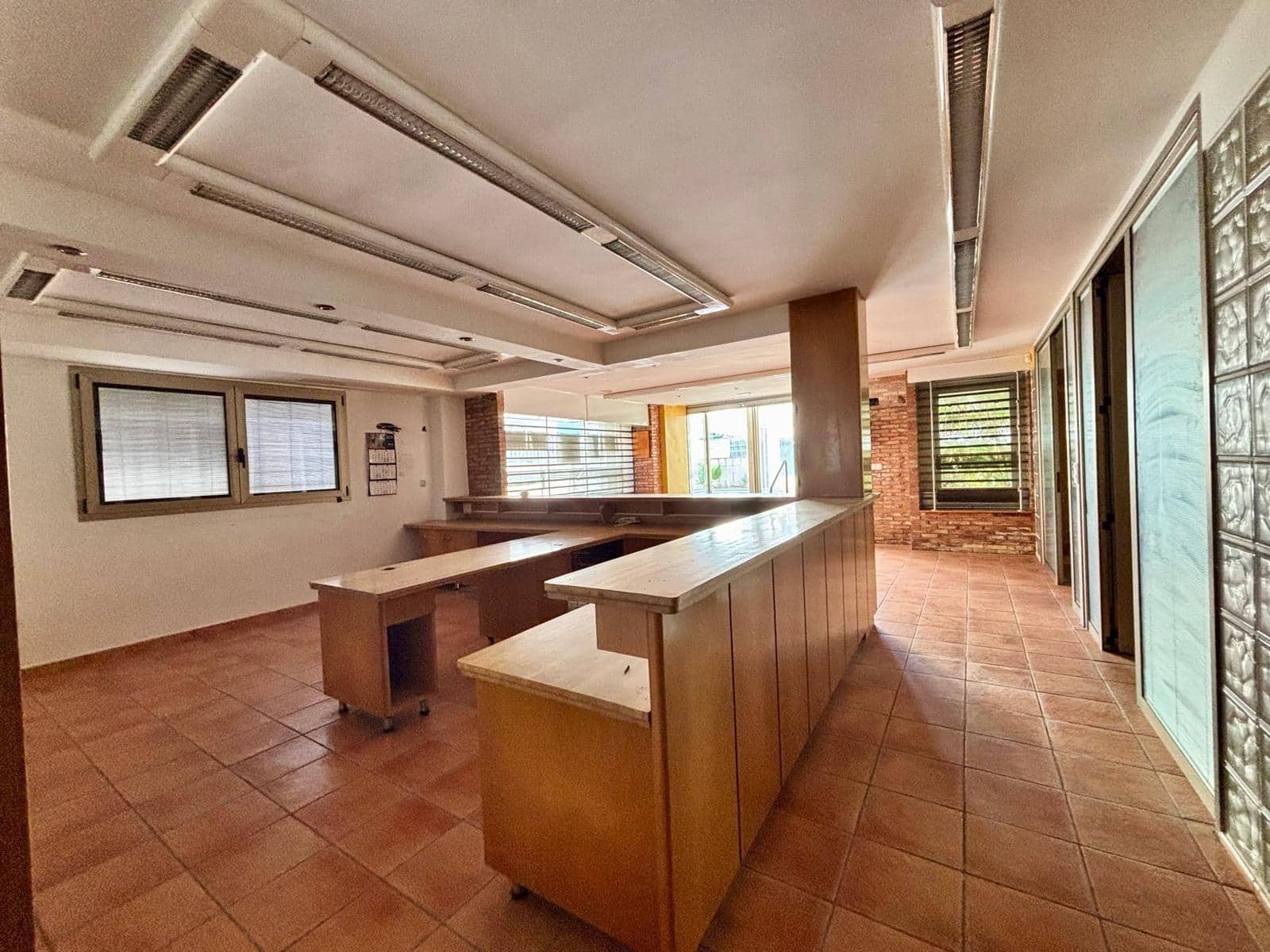 6 bedroom Commercial for sale in Gandia with garage - € 199,999 (Ref: 9406676)