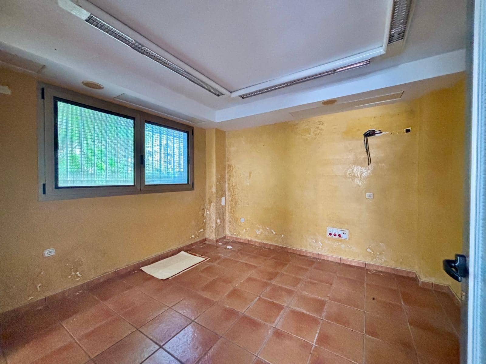 6 bedroom Commercial for sale in Gandia with garage - € 199,999 (Ref: 9406676)