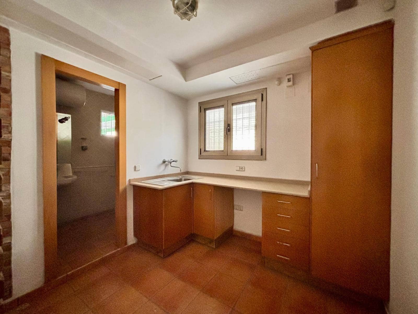 6 bedroom Commercial for sale in Gandia with garage - € 199,999 (Ref: 9406676)