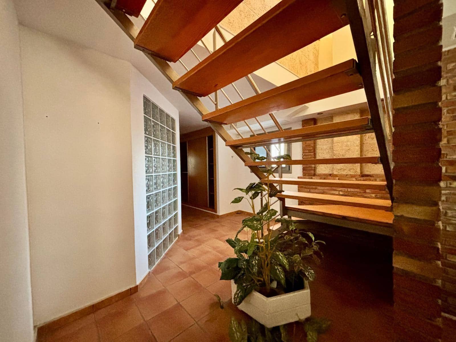 6 bedroom Commercial for sale in Gandia with garage - € 199,999 (Ref: 9406676)