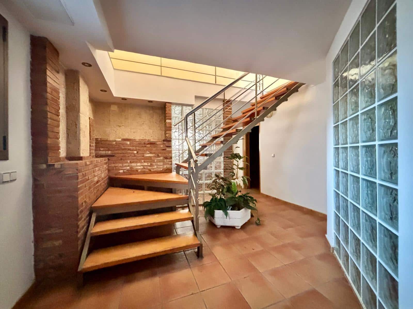 6 bedroom Commercial for sale in Gandia with garage - € 199,999 (Ref: 9406676)