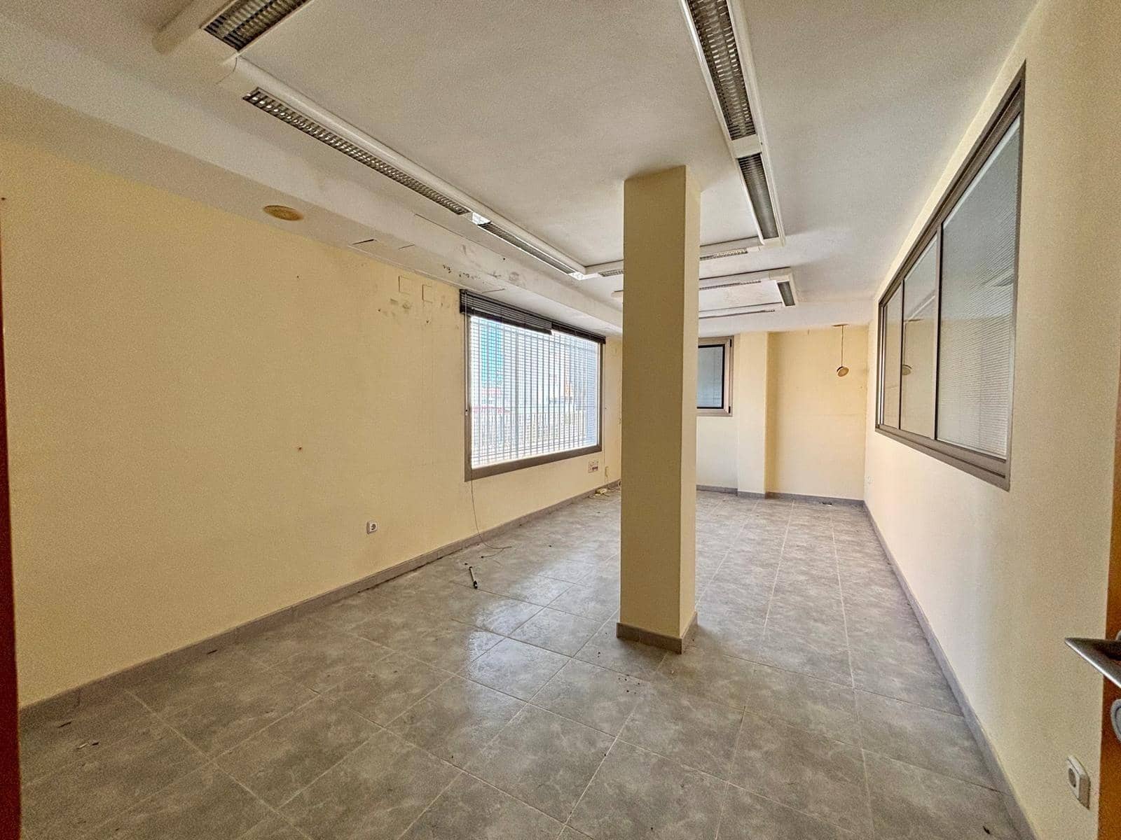 6 bedroom Commercial for sale in Gandia with garage - € 199,999 (Ref: 9406676)