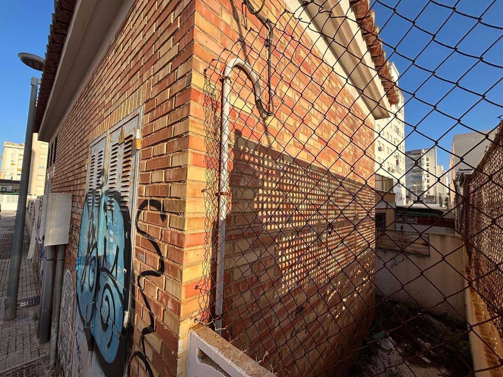 6 bedroom Commercial for sale in Gandia with garage - € 199,999 (Ref: 9406676)