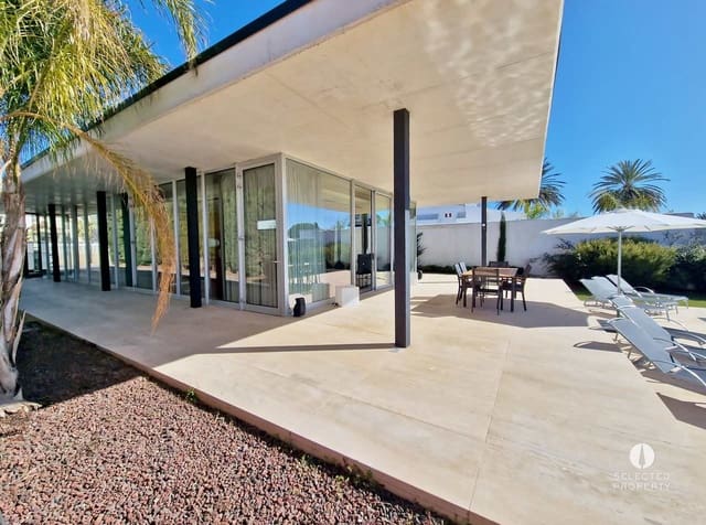 3 sypialnia Willa na sprzedaż w Empuriabrava, Castelló d'Empúries z basenem - 1 595 000 € (Ref: 9009821)