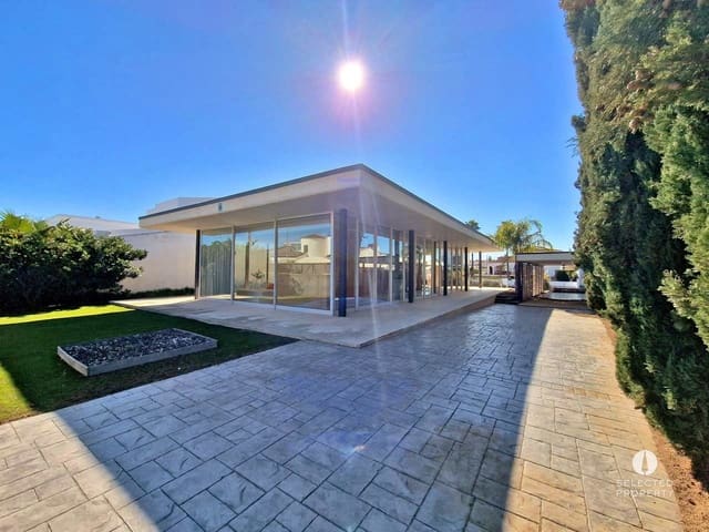 3 sypialnia Willa na sprzedaż w Empuriabrava, Castelló d'Empúries z basenem - 1 595 000 € (Ref: 9009821)