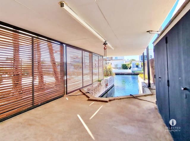 3 sypialnia Willa na sprzedaż w Empuriabrava, Castelló d'Empúries z basenem - 1 595 000 € (Ref: 9009821)