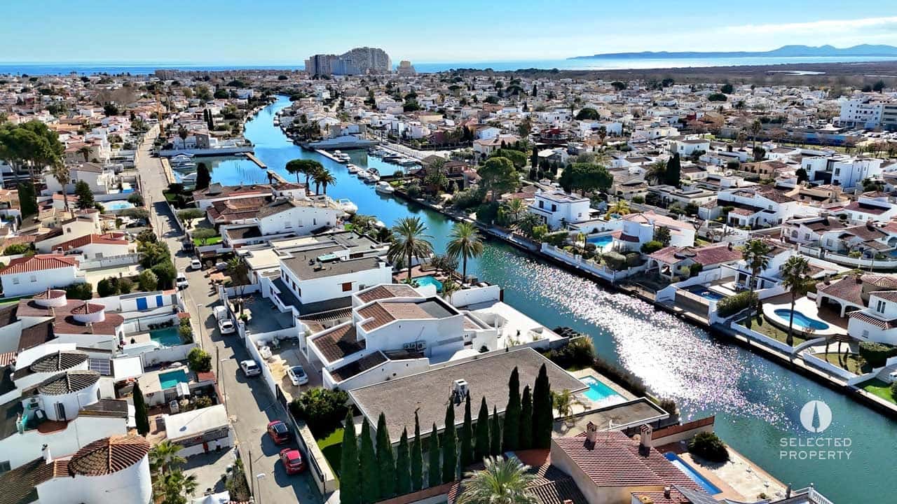 3 sypialnia Willa na sprzedaż w Empuriabrava z basenem - 1 595 000 € (Ref: 9009821)