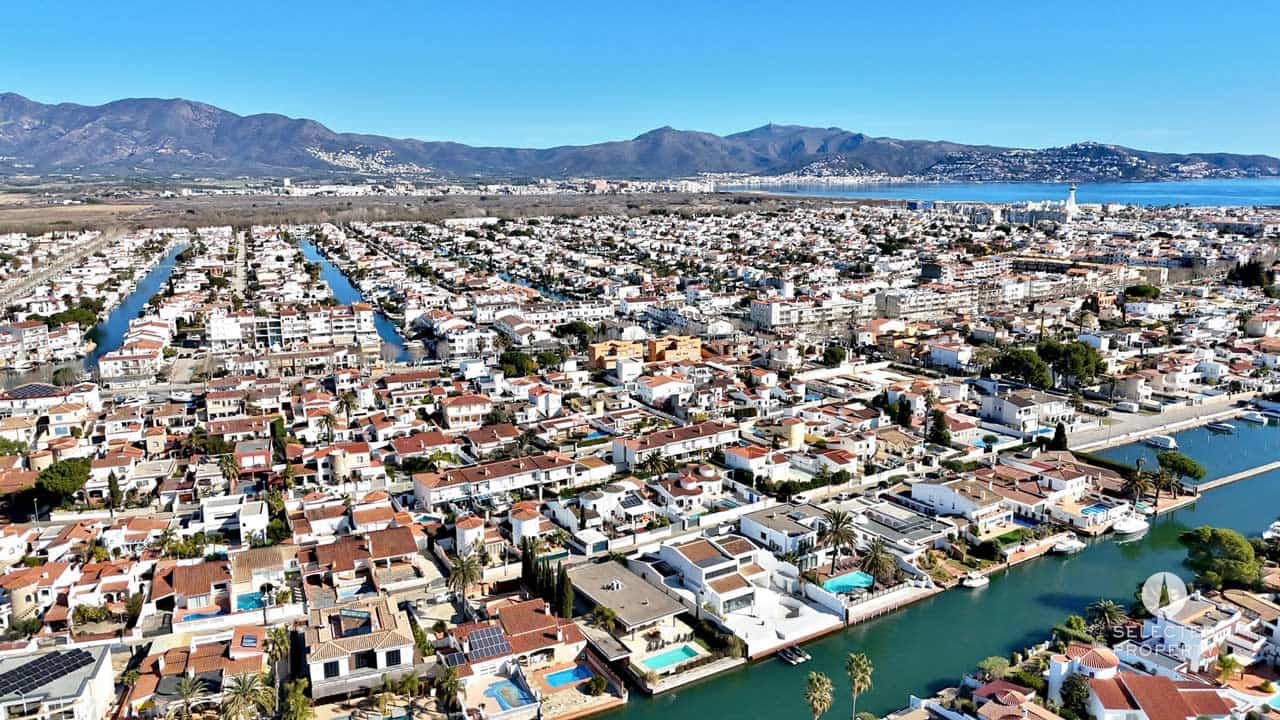 3 sypialnia Willa na sprzedaż w Empuriabrava z basenem - 1 595 000 € (Ref: 9009821)